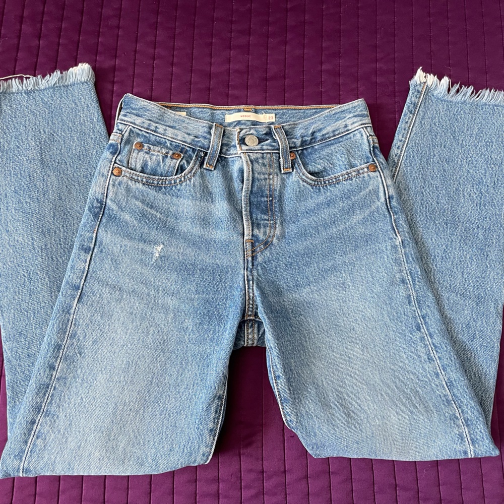 Levi High-waisted wedgie pants